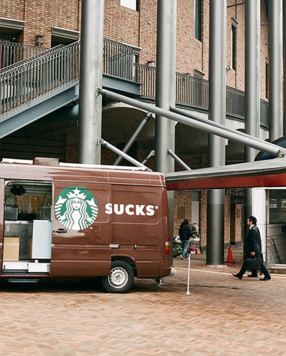 Puerta corrediza de Starbucks, cuando se abre dice sucks