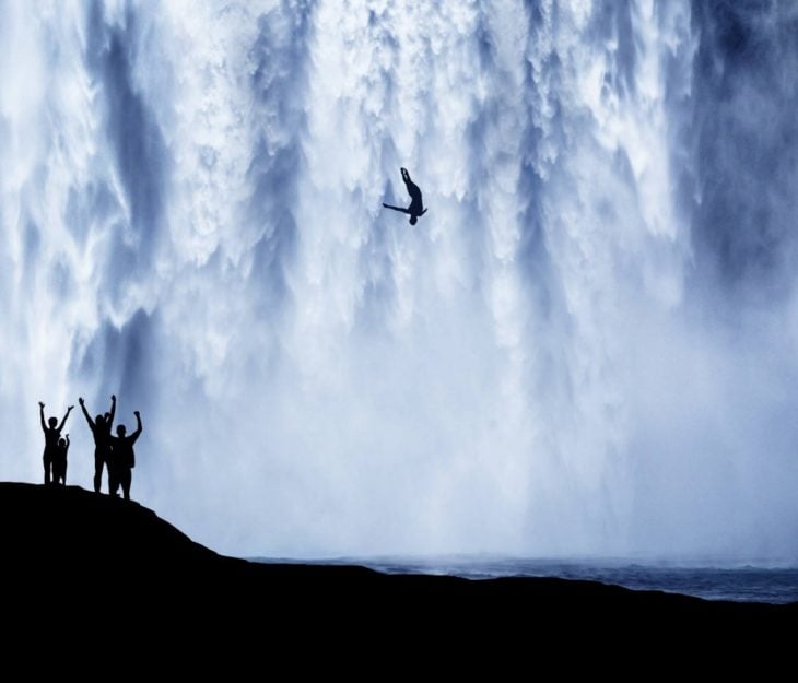 Fotos impresionantes y hermosas. HOmbre arrojándse de una cascada