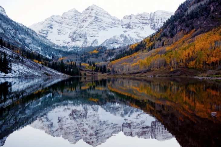 Fotos impresionantes y hermosas. Paisaje de montañas otoño e invierno