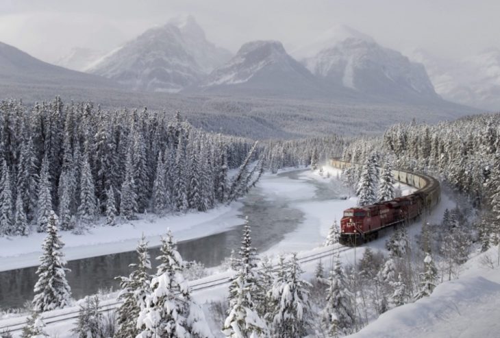 Fotos impresionantes y hermosas. Tren en medio de un paisaje nevado