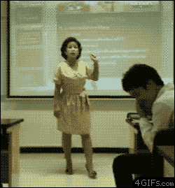 GIF maestra rompe el celular de alumno