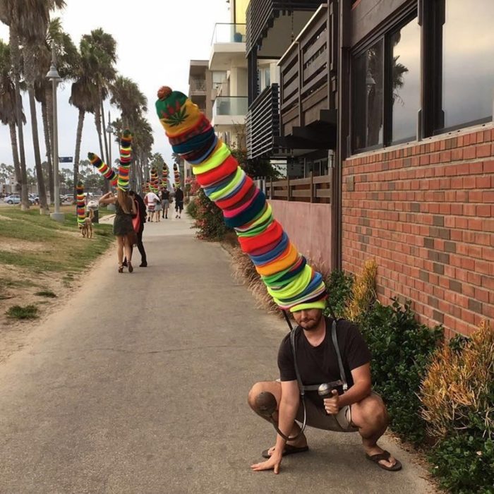 todos disfrazados como el hombre de los gorros