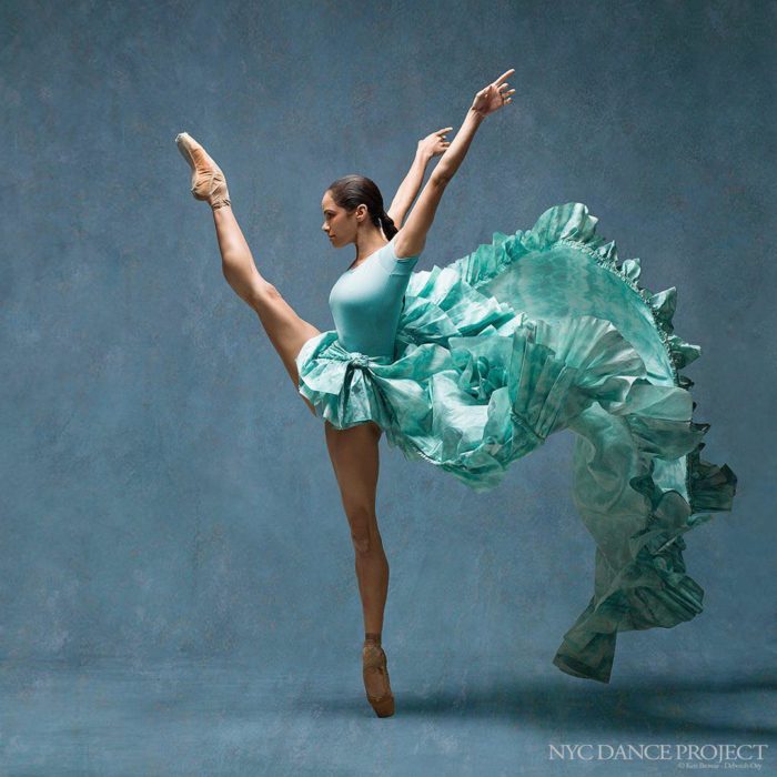 bailarina con traje verde turqueza