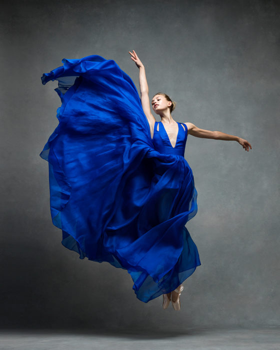 BAILARINA CON UN HERMOSO VESTIDO AZUL