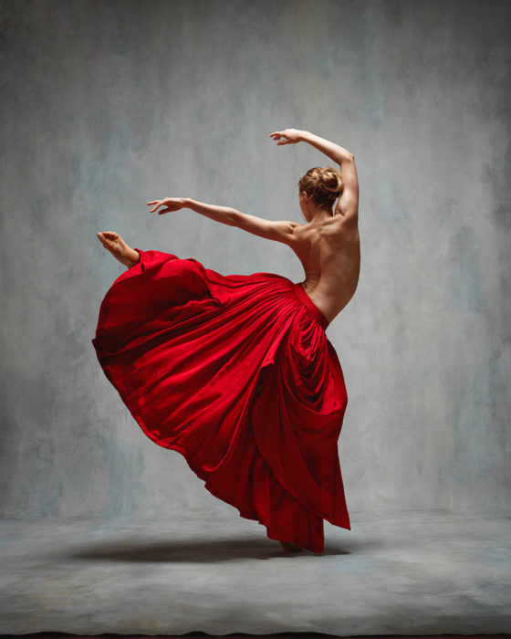 BELLA BAILARINA CON UN HERMOSO VESTIDO ROJO