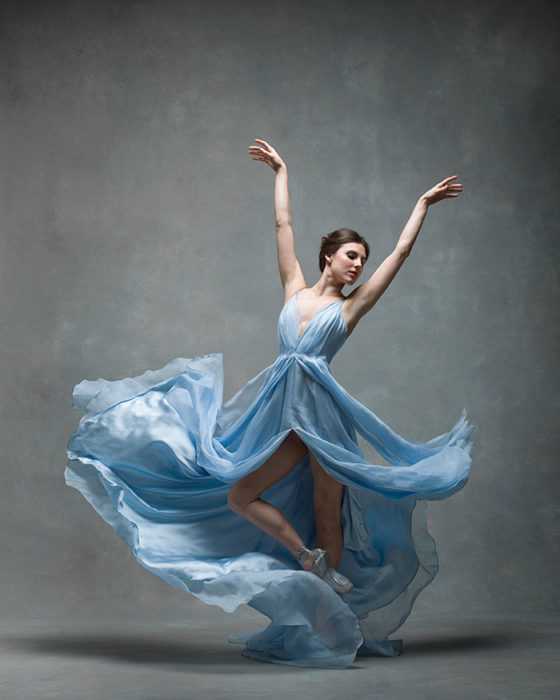 BAILARINA CON UN VESTIDO AZUL