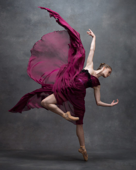 BAILARINA CON EL VESTIDO ROSA MUY FUERTE, 