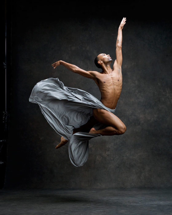 BAILARÍN CON UNA ROPA GRIS