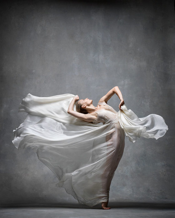 BAILARINA CON VESTIDO BLANCO