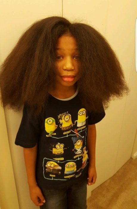 Niño dona su cabello - con su cabello largo