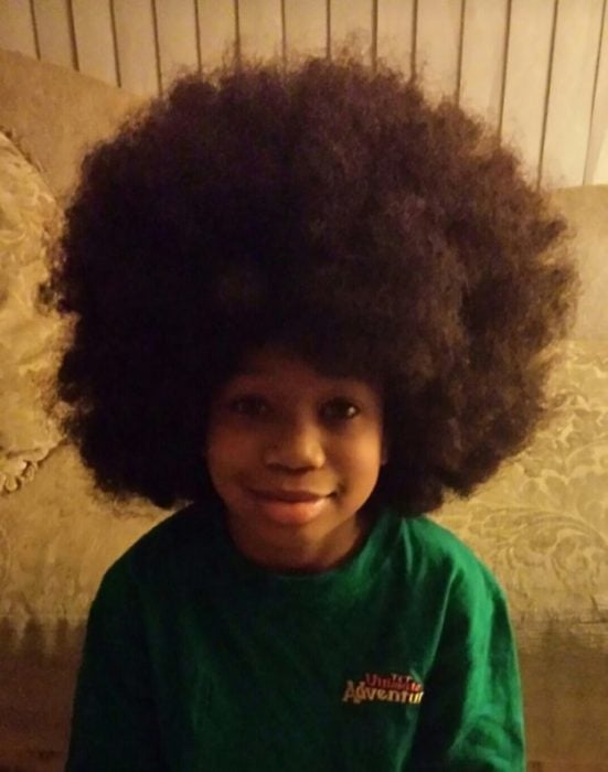 Niño dona su cabello - afro