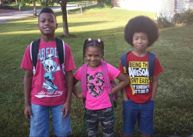 Niño dona su cabello - tres niños uno con afro