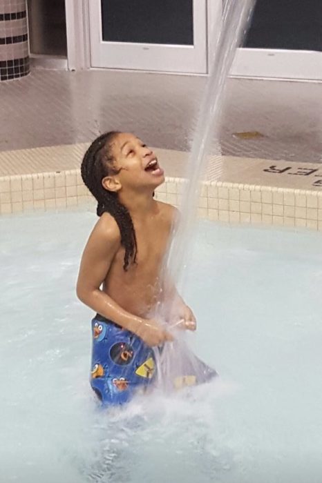 Niño dona su cabello - sonriendo mientras juega