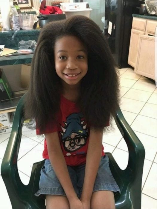 Niño dona su cabello -por fin le van a cortar el cabello