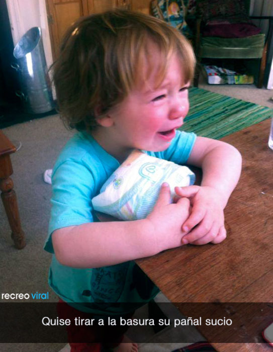 niño llora porque quieren tirar su pañal cochino