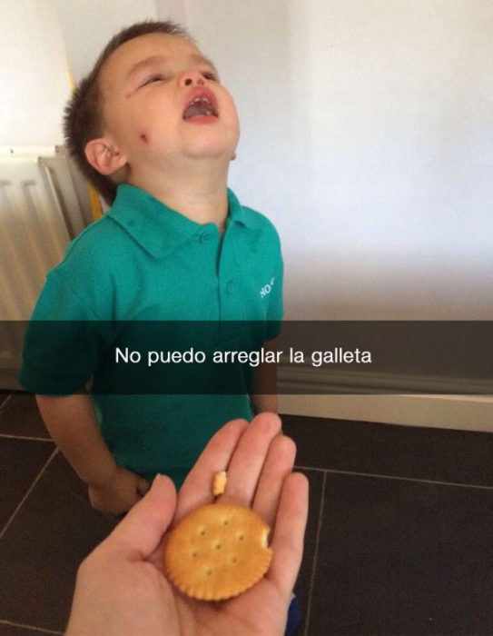 niño llora porque su galleta se rompio