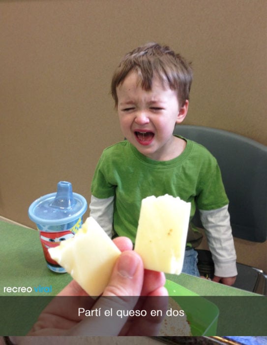 niño llora porque se rompió su queso
