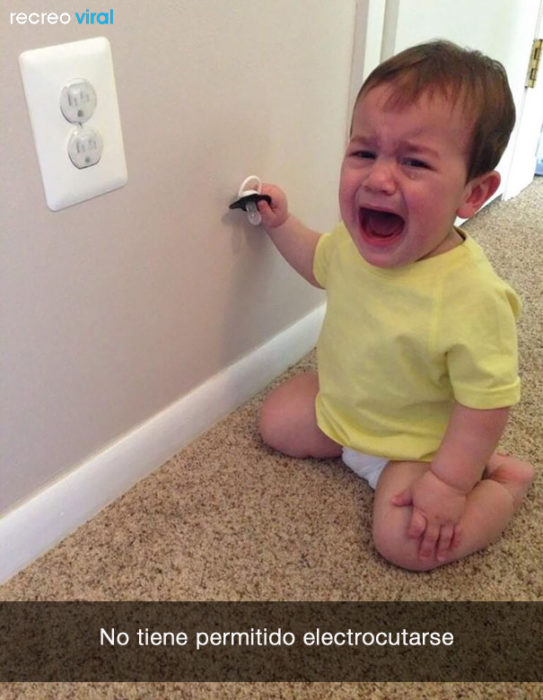 niño llora porque no puede electrocutarse