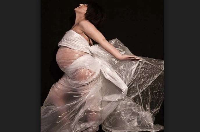 Las peores fotos embarazo - Mujer envuelta en plástico