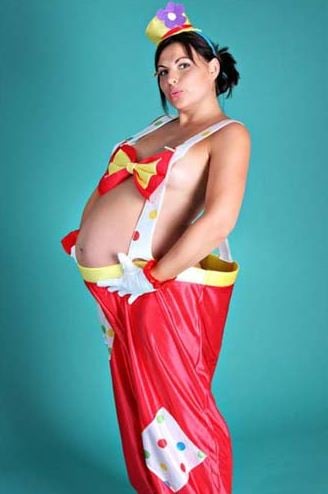 Las peores fotos embarazo - Mujer semidesnuda disfrazada de payaso
