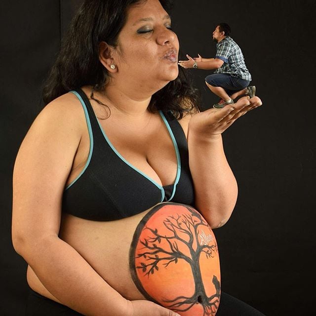 Las peores fotos embarazo - Mujer sosteniendo una versión mini de su esposo