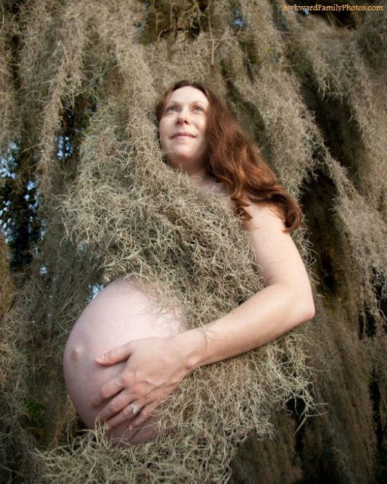 Las peores fotos embarazo -Mujer cubierta por heno