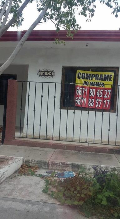 Letrero en casa que dice: cómprame, ¡no mames!