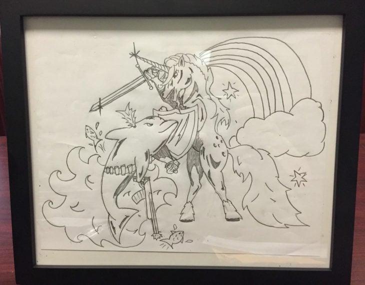 Peticiones absurdas hoteles - Dibujo de una lucha entre un unicornio y un delfín