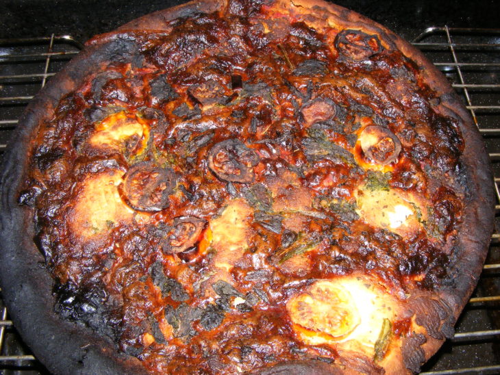 Pizza quemada en el horno