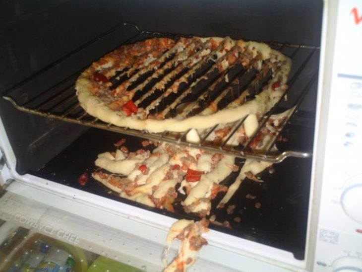 Pizza en el horno con todo el centro desprendido 