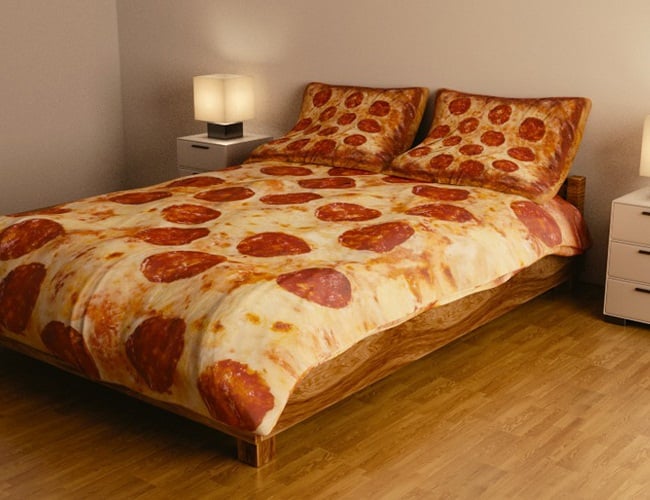 Edredon de la cama y almohadas con estampado de pizza