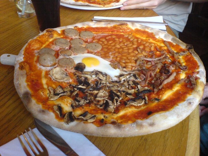 Pizza con albondigas, hongos, huevos y frijoles