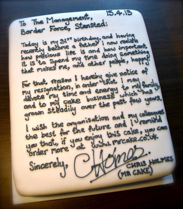 Una carta de renuncia en un pastel