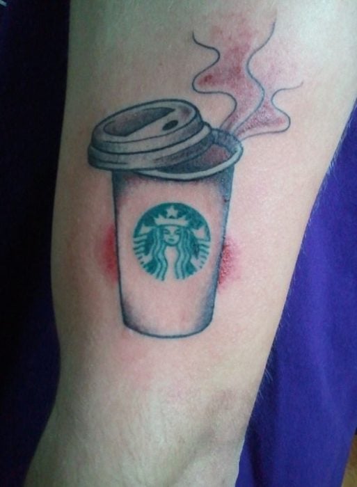 Tatuaje de la taza de café starbucks