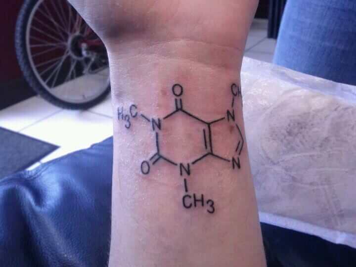 Tatuaje de fórmula química del café