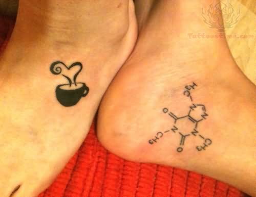 Tatuajes en los pies uno de una taza de cafe y otro de la fórmula química