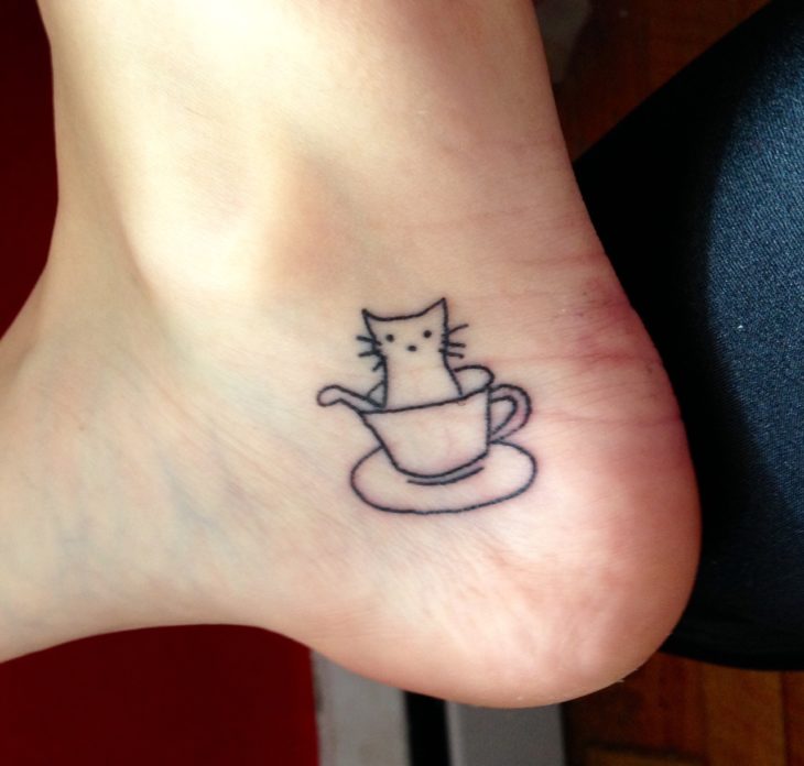 Tatuaje de una taza de café con un gatito adentro