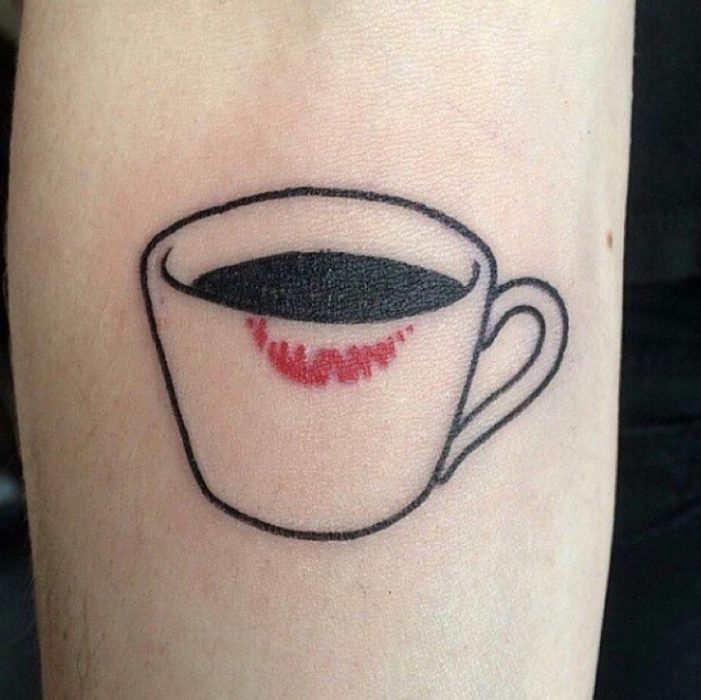 Tatuaje de taza de café con la marca de lipstick