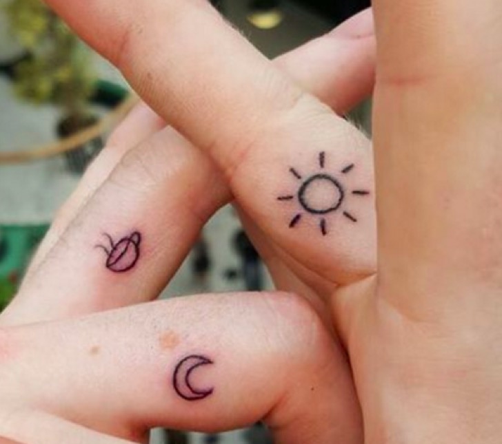 Tres tatuajes uno de sol, otro de luna y otro de café