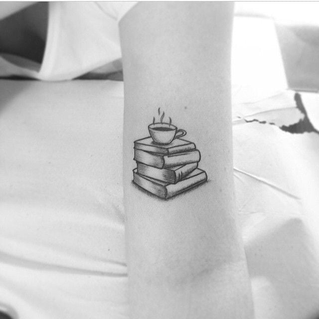Tatuaje de 4 libros y una taza de café