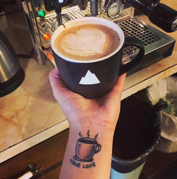 Tatuaje de taza de café que dice TRUE LOVE