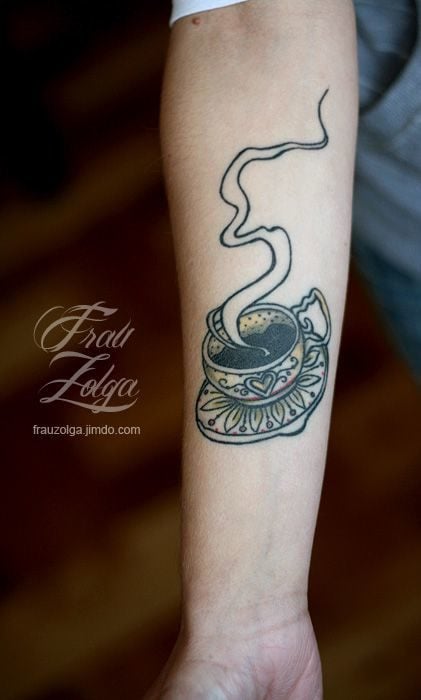Tatuaje artístico de una taza de café