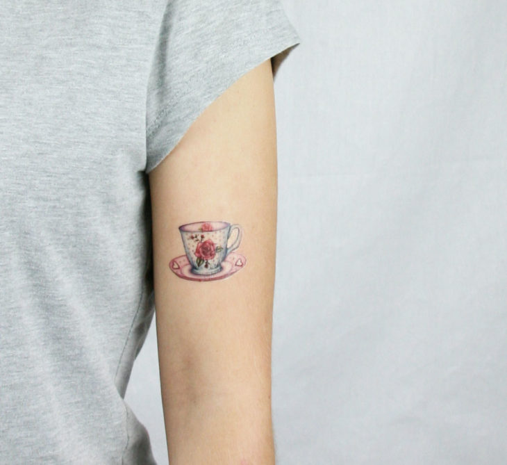 Tatuaje a colores de una taza de café