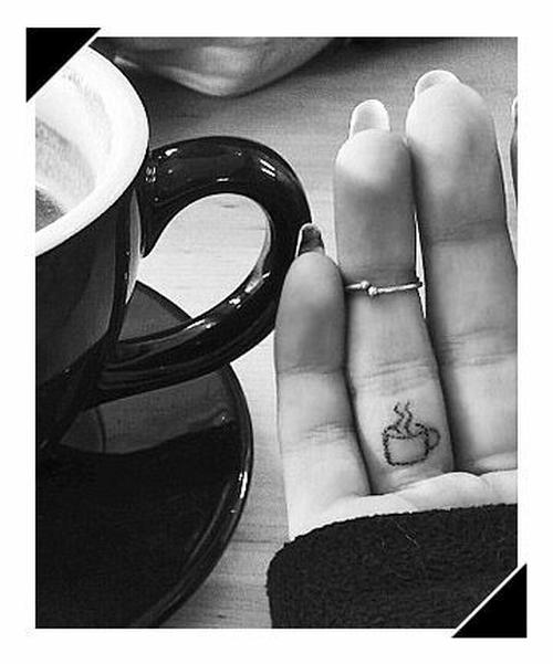 Tatuaje en el dedo anular de una tacita de café