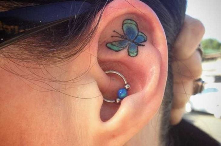 Tatuaje de mariposa adentro del oído