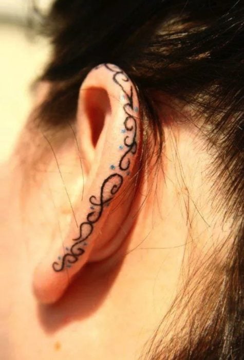 Tatuaje en el borde del oído