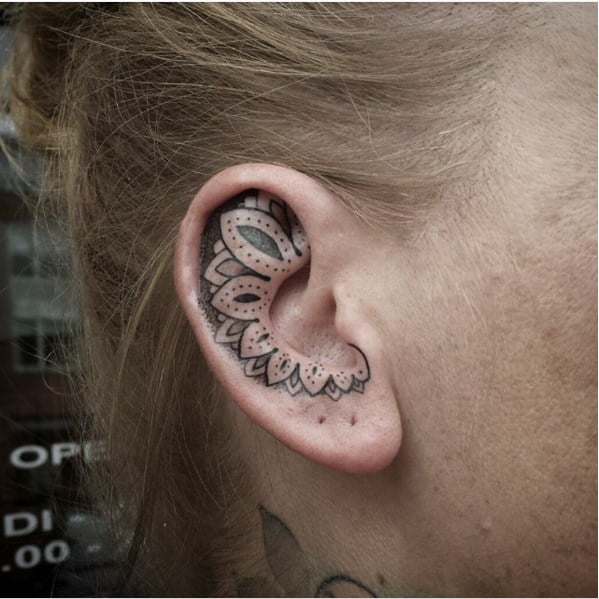 Tatuaje que cubre el interior del oído