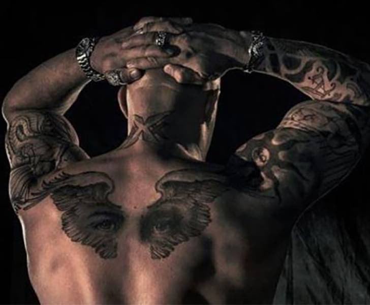 Vin Diesel tatuaj en la espalda alas con una mirada de Paul Walker