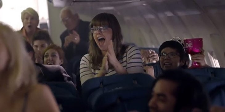 personas aplaudiendo en un avión
