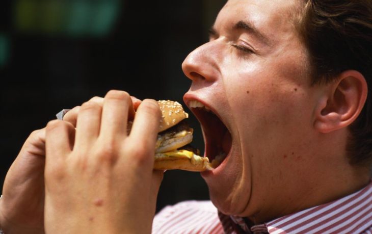 hombre comiendo hamburguesa 